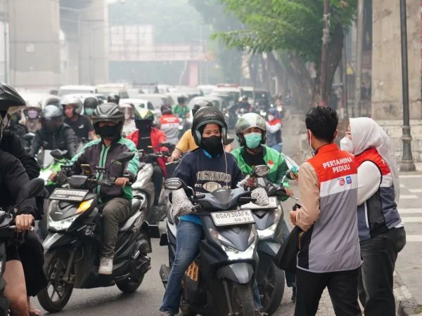 Dampak Kabut Asap Pekat, Pertamina Peduli Bagikan 10.000 Masker untuk Warga Palembang
(Foto : Dok Pertamina Patra Niaga Sumbagsel)