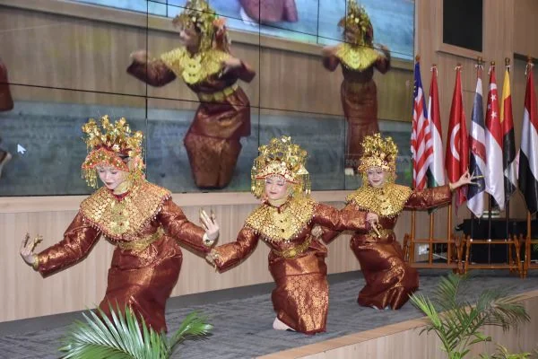 Penampilan tari Gending Sriwijaya pada Forum Ekonomi Regional Sumatera Selatan 2026 yang digelar Kabar Sumatra beberapa waktu lalu. (Doc: Humas UIN RF).