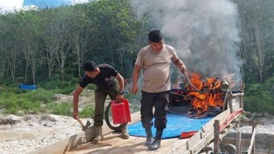 Cegah Kerusakan Lingkungan, 48 Rakit Tambang Ilegal di Kebun Karet Kuansing Dihancurkan