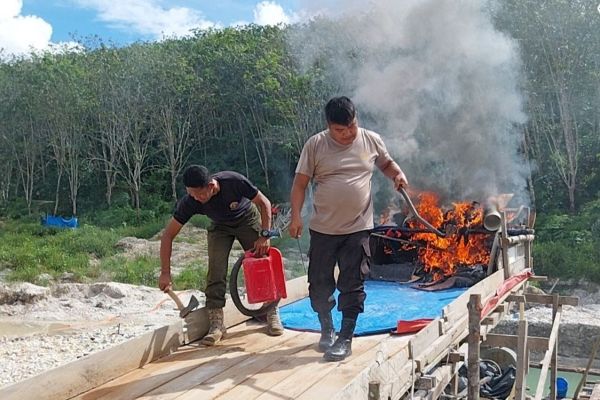 Cegah Kerusakan Lingkungan, 48 Rakit Tambang Ilegal di Kebun Karet Kuansing Dihancurkan