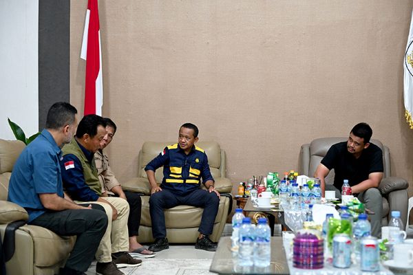 Bahlil Perintahkan Pertamina Buka Seluruh SPBU 24 Jam di Wilayah Terdampak Bencana Sumatra-Aceh