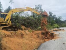 Curah Hujan Tinggi, Ruas Jalan Ujung Batu–Pasaman Sumbar Alami Longsor