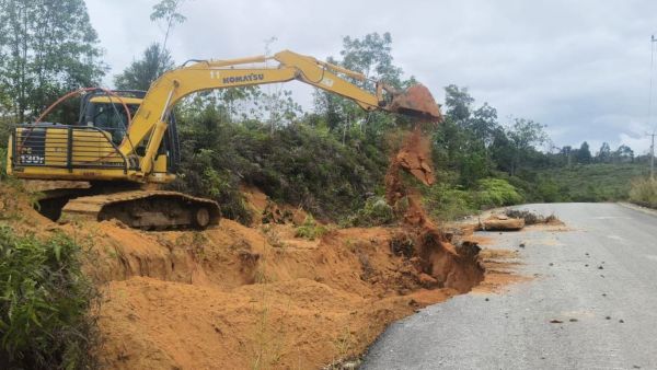 Curah Hujan Tinggi, Ruas Jalan Ujung Batu–Pasaman Sumbar Alami Longsor