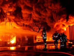 Pabrik Sandal Swallow Terbakar di Medan, Pemadaman Terkendala Bahan Karet