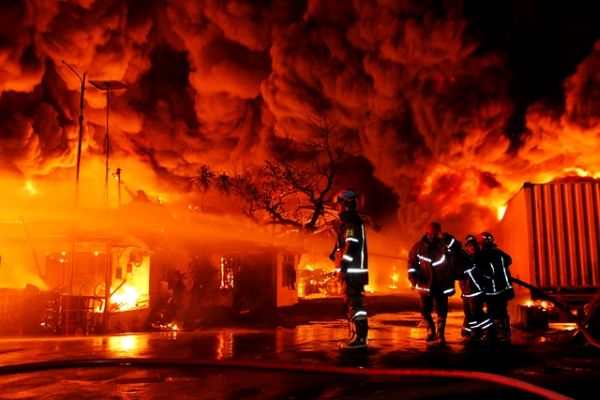 Pabrik Sandal Swallow Terbakar di Medan, Pemadaman Terkendala Bahan Karet