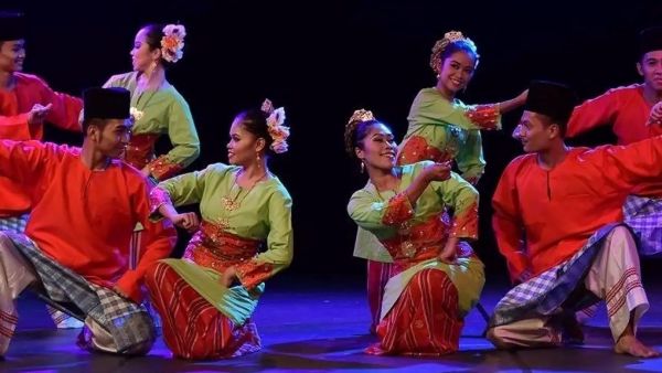 Bukan Sekadar Tari, Ini Alasan Perempuan Riau Pilih Kebaya Labuh untuk Zapin