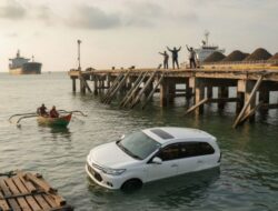 Trestle Pelabuhan KITB Siak Roboh, Mobil Avanza Tercebur ke Laut