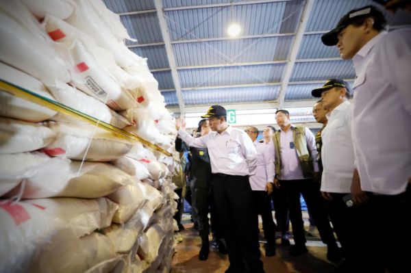 Sidak di Karimun, Mentan Amran Temukan 1.000 Ton Beras Ilegal