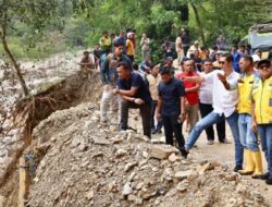 Longsor Tutup Akses Jalan, Sekda Aceh Terjebak di Gayo Lues Saat Antar Bantuan Bencana