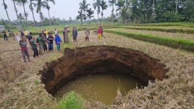 Muncul di Kawasan Vulkanik, Fenomena Tanah Ambles Membentuk Sinkhole di Sumbar