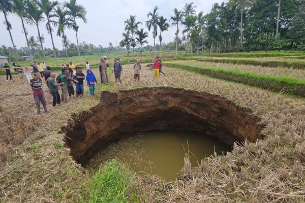Muncul di Kawasan Vulkanik, Fenomena Tanah Ambles Membentuk Sinkhole di Sumbar