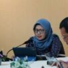 KabarSumatra.com -- Kinerja Anggaran Pendapatan dan Belanja Daerah (APBD) Provinsi Riau pada awal tahun 2026 menunjukkan sinyal positif. Lonjakan pendapatan yang signifikan membuat posisi fiskal daerah berbalik dari rencana defisit menjadi surplus lebih dari Rp1 triliun. Perkembangan APBD Daerah Riau hingga awal Februari 2026 Merujuk data Portal DJPK, SIKRI, dan Ditjen APK dengan cutoff 10 Februari 2026. Hasilnya, pendapatan daerah meningkat tajam dan mendorong APBD berada pada posisi surplus. Kepala Kanwil DJPb Provinsi Riau, Heni Kartikawati, menyampaikan realisasi pendapatan APBD telah mencapai Rp2.022,98 miliar atau 7,37 persen dari pagu yang ditetapkan. “Realisasi pendapatan APBD sebesar Rp2.022,98 miliar sebesar 7,37% dari pagu. Realisasi pendapatan APBD tumbuh 62,70% (yoy) disebabkan oleh pertumbuhan PAD sebesar 304,92% (yoy), pendapatan transfer sebesar 35,06% (yoy) dan LLPDyS sebesar 611,35% (yoy), sedangkan transfer antardaerah belum terdapat realisasi,” ujar Heni dalam keterangannya, Rabu (25/2/2026). Peningkatan pendapatan tersebut terutama disebabkan oleh Pendapatan Asli Daerah (PAD) yang melonjak lebih dari tiga kali lipat dibandingkan periode yang sama tahun sebelumnya. Transfer Pendapatan dan Pendapatan Daerah lain-lain yang sah (LLPDyS) juga mencatatkan pertumbuhan yang signifikan. Di sisi belanja, realisasinya masih relatif terbatas. Hingga periode pelaporan, belanja APBD baru mencapai 2,76 persen atau Rp784,25 miliar dan didominasi belanja operasi. “Belanja APBD terealisasi sebesar 2,76% yaitu Rp784,25 miliar masih didominasi oleh belanja operasi dengan porsi (96,90%). Realisasi belanja daerah tumbuh sebesar 12,93% (yoy) yang mempengaruhi pertumbuhan pada hampir seluruh komponen belanja, seperti belanja operasi sebesar 9,85% (yoy), belanja modal 2.268,91% (yoy), dan belanja transfer sebesar 100% (yoy). Sedangkan belanja tidak terduga terkontraksi sebesar 99,98% (yoy),” jelasnya. Selisih besar antara pendapatan dan belanja tersebut membuat APBD Riau mencatatkan surplus yang cukup tinggi pada awal tahun. “APBD Riau mengalami surplus sebesar Rp1.238,73 miliar, berbanding terbalik dengan pagu yang direncanakan defisit. Sampai dengan Januari 2026, tercatat pembiayaan daerah sebesar Rp105,52 miliar karena penerimaan pembiayaan lebih besar dari pembayaran cicilan pokok utang. Namun, atas detail data tersebut berpotensi akan terjadi perubahan karena masih terdapat beberapa pemerintah daerah yang transaksi keuangannya belum tercatat dalam sistem,” ungkap Heni. Ia menegaskan, data keuangan tersebut masih bersifat dinamis dan berpotensi berubah seiring pembaruan pencatatan transaksi dari sejumlah pemerintah daerah yang belum sepenuhnya masuk ke sistem pelaporan. Secara umum, kinerja awal tahun mencerminkan ruang fiskal daerah yang masih terjaga. Meski begitu, percepatan realisasi belanja dinilai perlu terus didorong agar selaras dengan peningkatan pendapatan serta target pembangunan daerah sepanjang tahun 2026.