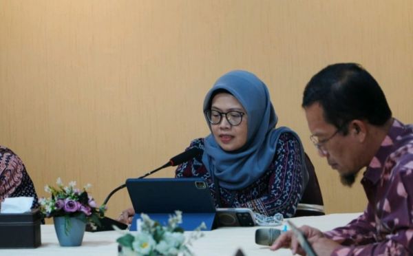 KabarSumatra.com -- Kinerja Anggaran Pendapatan dan Belanja Daerah (APBD) Provinsi Riau pada awal tahun 2026 menunjukkan sinyal positif. Lonjakan pendapatan yang signifikan membuat posisi fiskal daerah berbalik dari rencana defisit menjadi surplus lebih dari Rp1 triliun. Perkembangan APBD Daerah Riau hingga awal Februari 2026 Merujuk data Portal DJPK, SIKRI, dan Ditjen APK dengan cutoff 10 Februari 2026. Hasilnya, pendapatan daerah meningkat tajam dan mendorong APBD berada pada posisi surplus. Kepala Kanwil DJPb Provinsi Riau, Heni Kartikawati, menyampaikan realisasi pendapatan APBD telah mencapai Rp2.022,98 miliar atau 7,37 persen dari pagu yang ditetapkan. “Realisasi pendapatan APBD sebesar Rp2.022,98 miliar sebesar 7,37% dari pagu. Realisasi pendapatan APBD tumbuh 62,70% (yoy) disebabkan oleh pertumbuhan PAD sebesar 304,92% (yoy), pendapatan transfer sebesar 35,06% (yoy) dan LLPDyS sebesar 611,35% (yoy), sedangkan transfer antardaerah belum terdapat realisasi,” ujar Heni dalam keterangannya, Rabu (25/2/2026). Peningkatan pendapatan tersebut terutama disebabkan oleh Pendapatan Asli Daerah (PAD) yang melonjak lebih dari tiga kali lipat dibandingkan periode yang sama tahun sebelumnya. Transfer Pendapatan dan Pendapatan Daerah lain-lain yang sah (LLPDyS) juga mencatatkan pertumbuhan yang signifikan. Di sisi belanja, realisasinya masih relatif terbatas. Hingga periode pelaporan, belanja APBD baru mencapai 2,76 persen atau Rp784,25 miliar dan didominasi belanja operasi. “Belanja APBD terealisasi sebesar 2,76% yaitu Rp784,25 miliar masih didominasi oleh belanja operasi dengan porsi (96,90%). Realisasi belanja daerah tumbuh sebesar 12,93% (yoy) yang mempengaruhi pertumbuhan pada hampir seluruh komponen belanja, seperti belanja operasi sebesar 9,85% (yoy), belanja modal 2.268,91% (yoy), dan belanja transfer sebesar 100% (yoy). Sedangkan belanja tidak terduga terkontraksi sebesar 99,98% (yoy),” jelasnya. Selisih besar antara pendapatan dan belanja tersebut membuat APBD Riau mencatatkan surplus yang cukup tinggi pada awal tahun. “APBD Riau mengalami surplus sebesar Rp1.238,73 miliar, berbanding terbalik dengan pagu yang direncanakan defisit. Sampai dengan Januari 2026, tercatat pembiayaan daerah sebesar Rp105,52 miliar karena penerimaan pembiayaan lebih besar dari pembayaran cicilan pokok utang. Namun, atas detail data tersebut berpotensi akan terjadi perubahan karena masih terdapat beberapa pemerintah daerah yang transaksi keuangannya belum tercatat dalam sistem,” ungkap Heni. Ia menegaskan, data keuangan tersebut masih bersifat dinamis dan berpotensi berubah seiring pembaruan pencatatan transaksi dari sejumlah pemerintah daerah yang belum sepenuhnya masuk ke sistem pelaporan. Secara umum, kinerja awal tahun mencerminkan ruang fiskal daerah yang masih terjaga. Meski begitu, percepatan realisasi belanja dinilai perlu terus didorong agar selaras dengan peningkatan pendapatan serta target pembangunan daerah sepanjang tahun 2026.