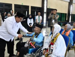 Iqbal Romzi Lepas 444 Jemaah Haji Kloter 5 Embarkasi Palembang, Jaga Fisik dan Ingat “SMS”