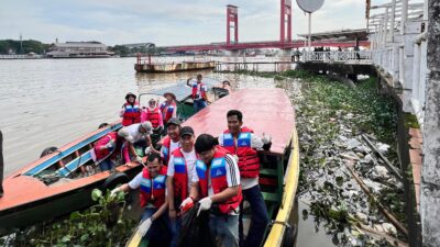 Peringati Hari Bumi, PLN UPMK III Palembang Hijaukan Kampung Kapitan dan Bersihkan Sungai Musi