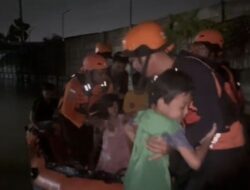 Basarnas Evakuasi 5 Warga Terjebak Banjir di Rumbai Timur Pekanbaru
