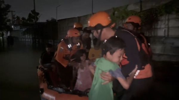 Basarnas Evakuasi 5 Warga Terjebak Banjir di Rumbai Timur Pekanbaru