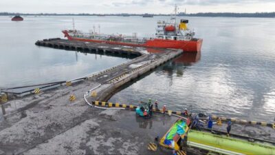 PTP Nonpetikemas Bengkulu Perdana Operasikan Layanan Drop Tank Curah Cair di Pulau Baai