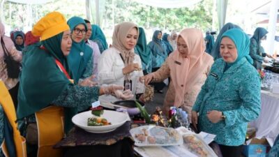 Kue Ulang Tahun Sarden, Inovasi Serba Ikan PKK Palembang Cegah Stunting