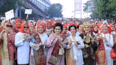 Tampil Memukau! Jembatan Ampera Disulap Jadi Panggung Parade Kebaya dan Songket Palembang