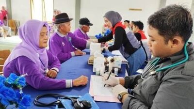 Peringati Hari Lansia Nasional, Puluhan Lansia di Desa Pangkul Antusias Cek Kesehatan Gratis