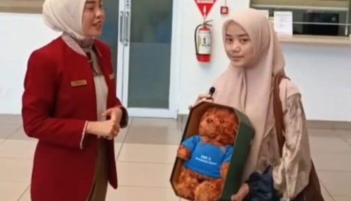 Beri Kejutan di Hari Pelanggan Nasional, Bandara SMB II Bagi-Bagi Souvenir ke Pengguna Jasa