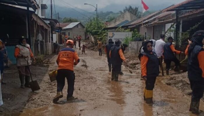Banjir Bandang Terjang Solok, Pemko Padang Kirim Personel BPBD dan Relawan Bantuan
