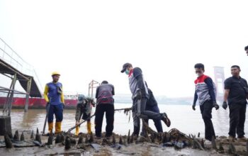 Dukung Kebersihan Lingkungan, 6 Relawan Pertamina RU Plaju Ikut Clean Up Sungai Musi