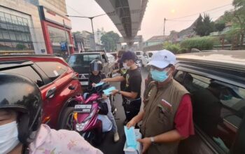 Dampak Karhutla Sumsel Makin Parah, Budi Perkasa dan Yayasan Kawan Lamo Turun ke Jalan Bagikan Masker