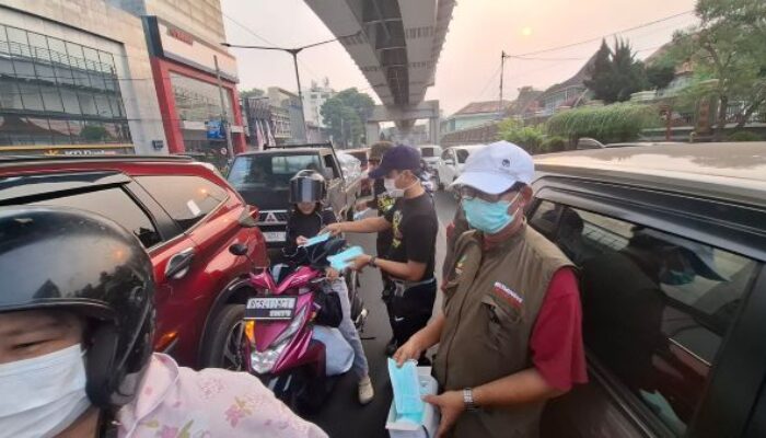 Dampak Karhutla Sumsel Makin Parah, Budi Perkasa dan Yayasan Kawan Lamo Turun ke Jalan Bagikan Masker