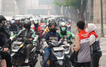 Dampak Kabut Asap Pekat, Pertamina Peduli Bagikan 10.000 Masker untuk Warga Palembang