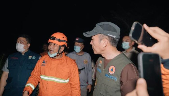 Dampak Kemarau, Ratu Dewa Tinjau Karhutla Perbatasan dan Salurkan Air Bersih